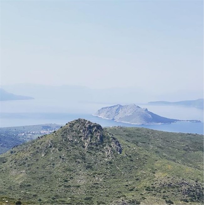 Βαρουφάκης: Η Δανάη Στράτου ποστάρει τις ομορφιές της Αίγινας αδιαφορώντας για τον σάλο [εικόνες]