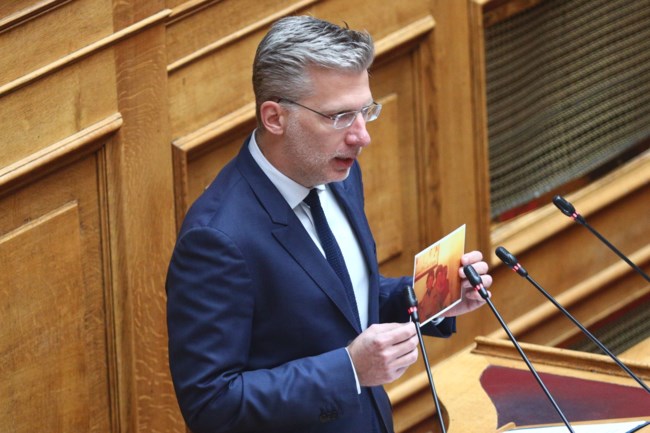 Άκης Σκέρτσος: Στη Βουλή με τη φωτογραφία του αδερφού του που σκοτώθηκε σε τροχαίο - "Νιώθω τον πόνο" είπε για την τραγωδία στα Τέμπη