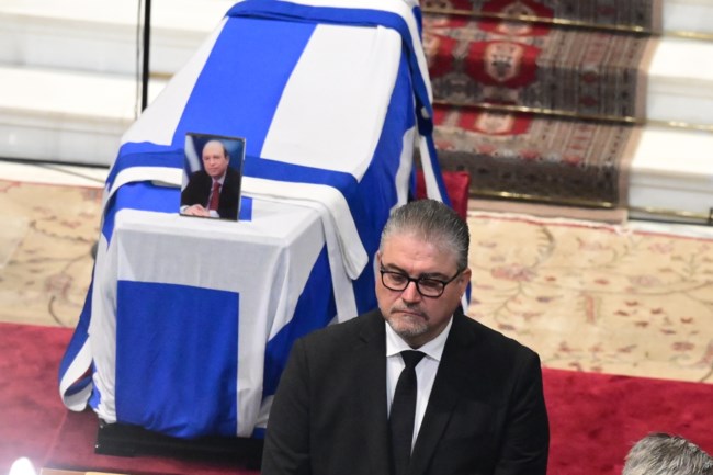 Δίπλα στο φέρετρο ο επί χρόνια οδηγός και σωματοφύλακας του Κώστα Σημίτη