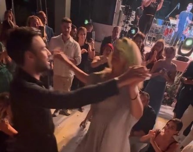 Άντζελα Γκερέκου: Χόρεψε "το φεγγάρι πάνω Θεέ μου" του Τόλη Βοσκόπουλου στον γάμο του Αντρέα Γεωργίου και αποθεώθηκε