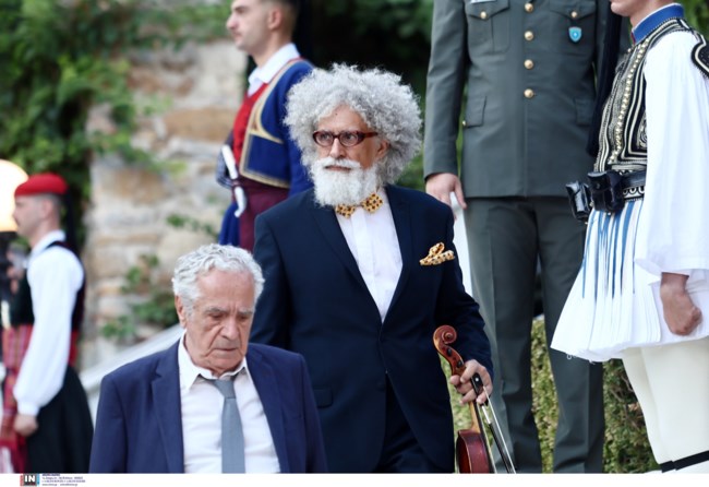 Στρατάκης δεξίωση με κοστούμι