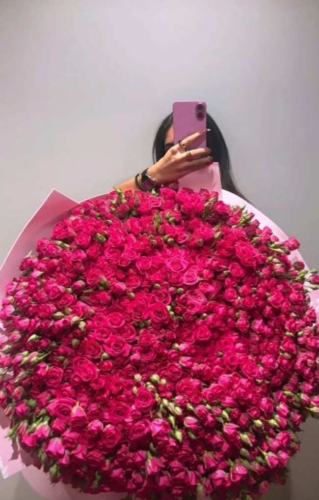 Δέσποινα Γιαννακοπούλου: Αγκαλιά με μία τεράστια ανθοδέσμη