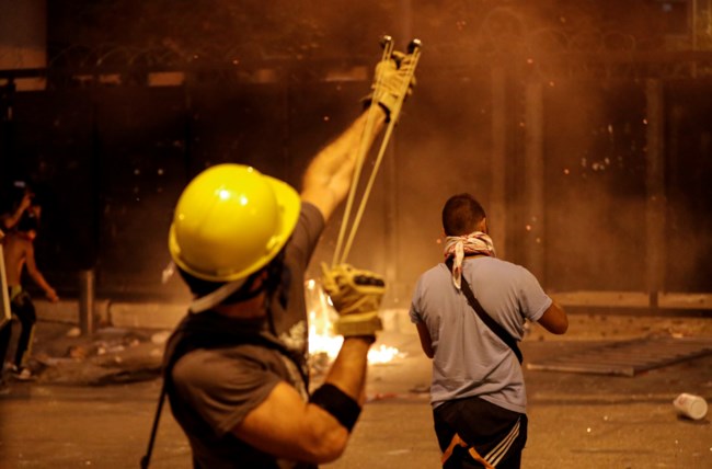 Έκρηξη συγκρούσεων στη Βηρυτό: Διαδηλωτές πολιορκούν το Κοινοβούλιο και εισβάλουν σε κυβερνητικά κτήρια [εικόνες]
