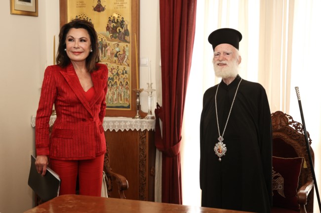 Στα "κόκκινα" η Γιάννα Αγγελοπούλου - Συναντήθηκε με τον Αρχιεπίσκοπο Κρήτης στο Ηράκλειο  [εικόνες]