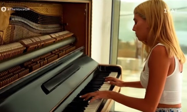 The Voice: Η 23χρονη κόρη Έλληνα εφοπλιστή στη σκηνή του ριάλιτι τραγουδιού