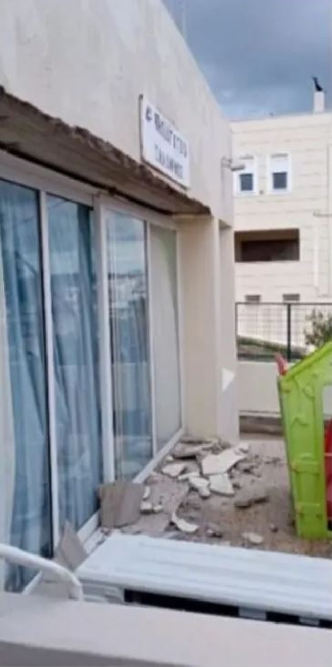 Σαλαμίνα: Έπεσαν σοβάδες από το ταβάνι νηπιαγωγείου - Είχε πλημμυρίσει από τη βροχή [εικόνες]
