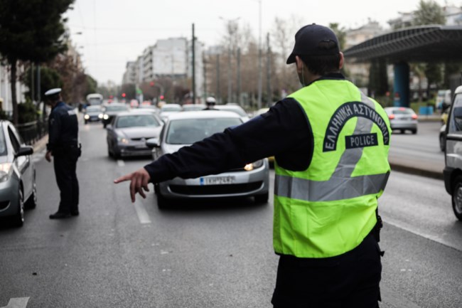 Lockdown στην Αττική: Σαφάρι ελέγχων στους δρόμους, μειωμένη η κίνηση - Τι αλλάζει με τις μετακινήσεις εργαζομένων [εικόνες]