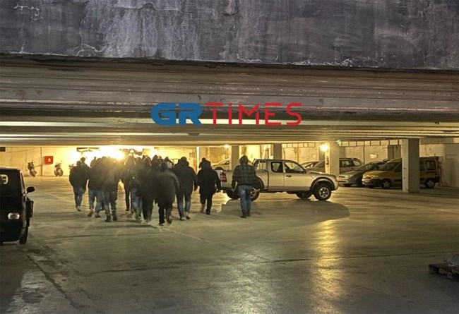 ΑΠΘ: Επεισόδια με κουκουλοφόρους και ΜΑΤ - Πετροπόλεμος και χημικά μετά την εκκένωση της κατάληψης [βίντεο]