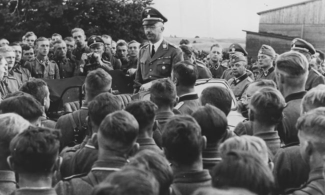 Γερμανία: Ιερέας είδε τον κόσμο του να καταρρέει όταν ανακάλυψε από... μια φωτογραφία ότι είναι εγγονός του Χίμλερ