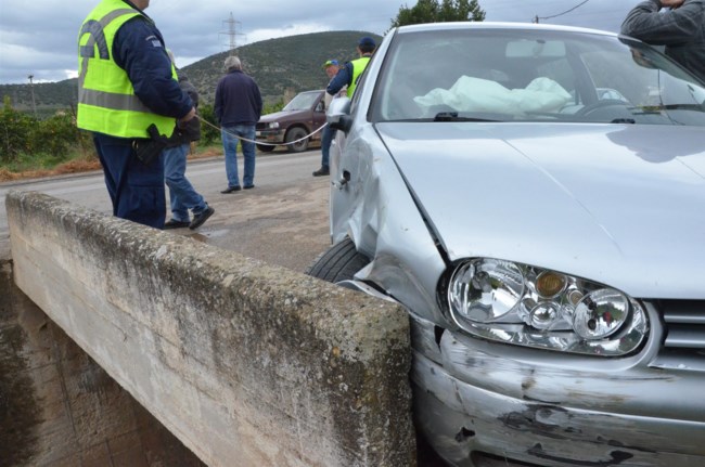 Τροχαίο στην Αργολίδα - Αυτοκίνητο έπεσε σε αρδευτικό κανάλι [βίντεο]