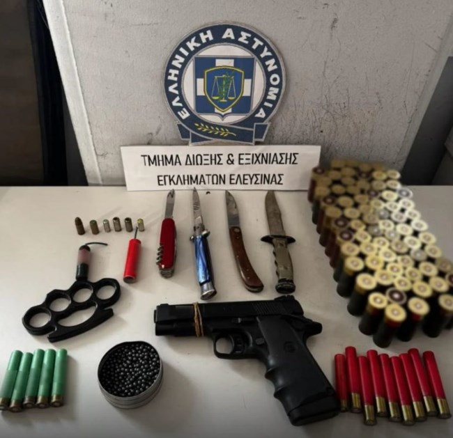 Σοκ σε σχολείο στην Ελευσίνα: 17χρονος απείλησε με πιστόλι μαθητή - Βρέθηκε οπλοστάσιο στο σπίτι του