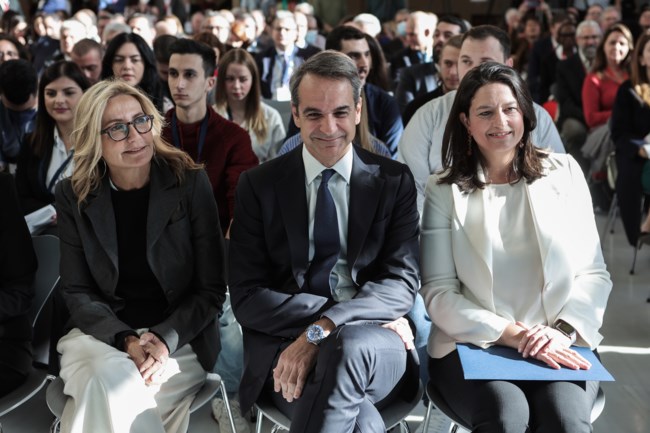 Μαρέβα Μητσοτάκη: Η πρωινή athleisure εμφάνιση με κοστούμι και σνίκερς στο "Σταύρος Νιάρχος"