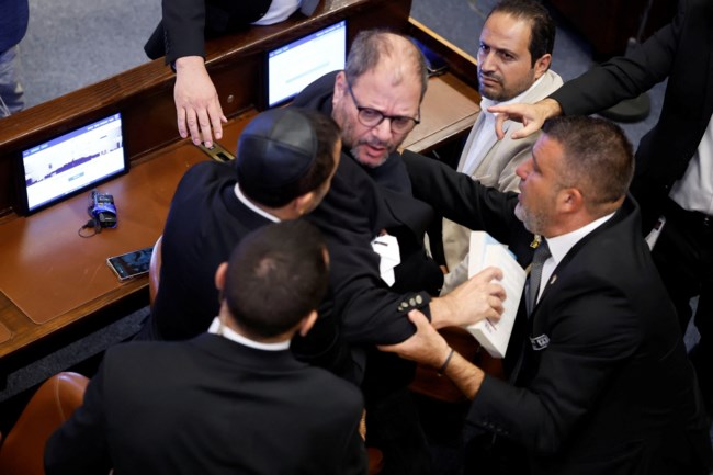 ΚΝΕΣΕΤ ΒΟΥΛΕΥΤΕΣ ΑΠΟΜΑΚΡΥΝΟΝΤΑΙ