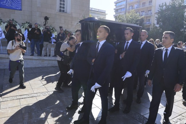 Στη Μητρόπολη μεταφέρθηκε το φέρετρο του Σαββόπουλου