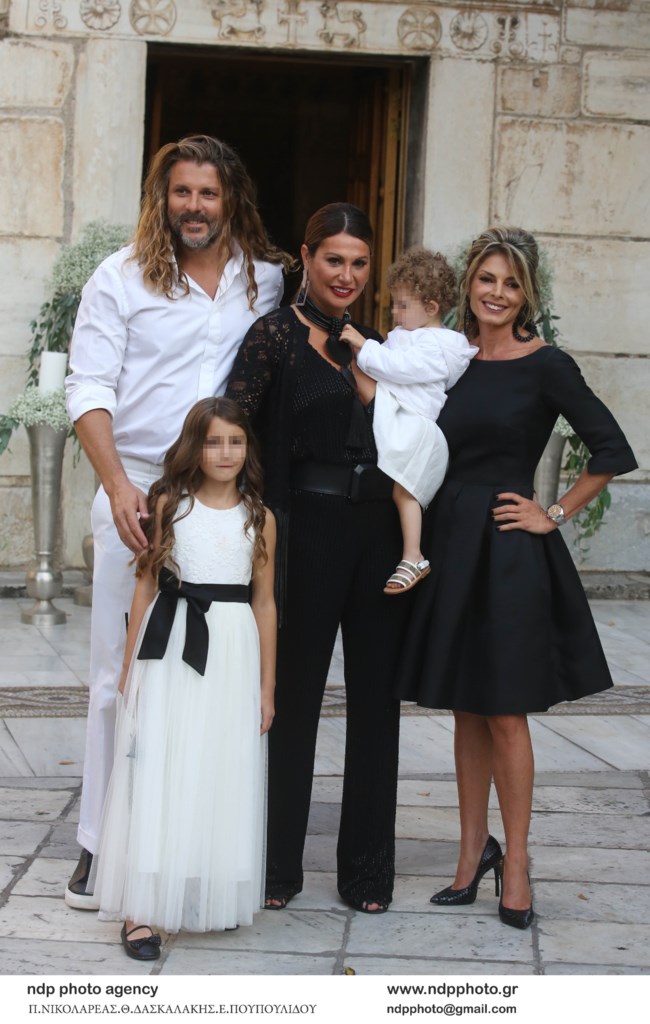 Κατερίνα Λάσπα: Στην αμμουδιά με μπικίνι Gucci και ασορτί καπέλο του οίκου - Το αψεγάδιαστο κορμί της στα 49 της