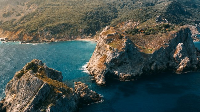 Σκιάθος: Κοσμοπολίτισσα και 95% εμβολιασμένη ποντάρει στους Έλληνες και περιμένει Βρετανούς και Σκανδιναβούς