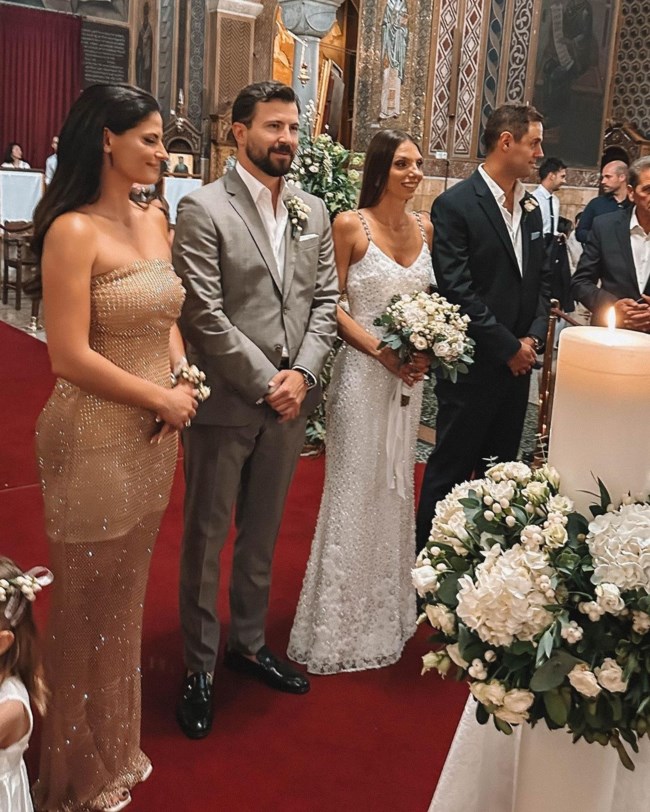 Χριστίνα Μπόμπα: Έγινε κουμπάρα με στράπλες διχτυωτό φόρεμα - Η εμφάνιση στην εκκλησία και η αλλαγή στο πάρτι