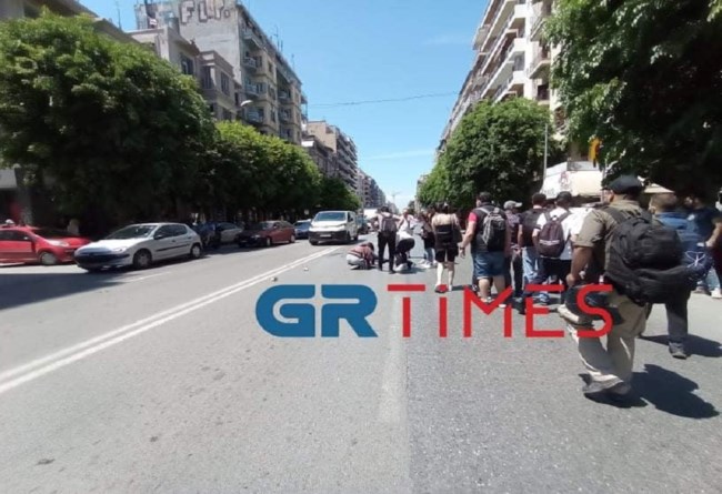 Θεσσαλονίκη: Αδιάνόητο - Παρέσυρε με τη μηχανή του κοπέλα και την εγκατέλειψε