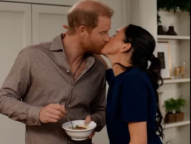 "Υπερβολική και ψεύτικη" η Μέγκαν Μαρκλ στη χριστουγεννιάτικη εκπομπή της  - Οι κριτικοί την κατακεραυνώνουν