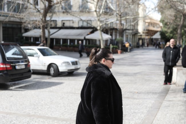 Θεοδώρα Βουτσά: Συγκλονισμένη με την αδερφή της στο λαϊκό προσκύνημα του πατέρα της