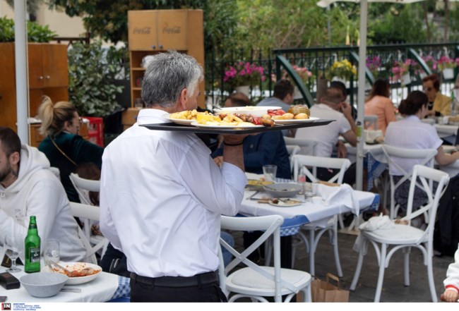 Πάσχα: Μετά το σούβλισμα γέμισε κόσμο το κέντρο της Αθήνας – Γλέντια σε όλη την Ελλάδα [βίντεο εικόνες]