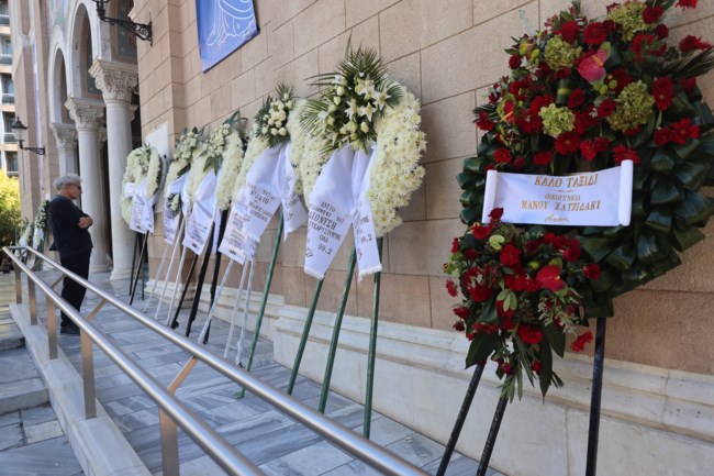 Στεφάνια στη Μητρόπολη Αθηνών για τον Διονύση Σαββόπουλο