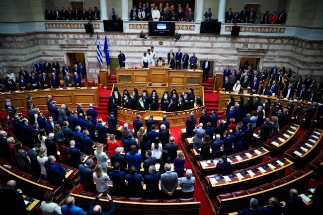 Όλα όσα έγιναν στην ορκωμοσία του Τασούλα - Τα χειροκροτήματα, οι αποχές και τα άδεια έδρανα [εικόνες]