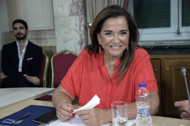 Ντόρα Μπακογιάννη: Αποθεώνει τη νύφη της, Σία Κοσιώνη - "Καταπληκτική μητέρα και δουλευταρού" [βίντεο]