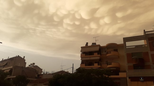 "Παράξενα" σύννεφα στον ουρανό της Λάρισας - Τι είναι τα mammatus, ποια φαινόμενα προμηνύουν [εικόνες - βίντεο]