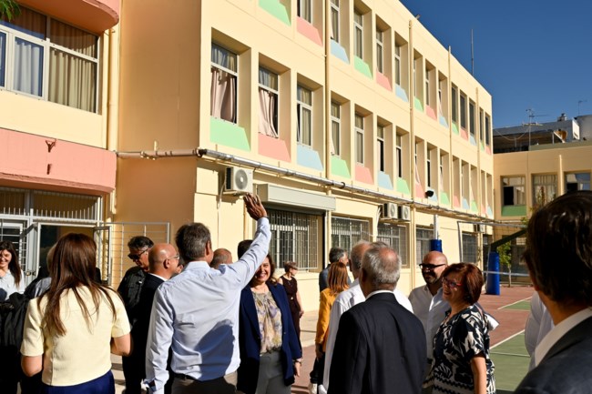 Επίσκεψη Μητσοτάκη σε Ωνάσειο Σχολείο στο Περιστέρι: Η κυβέρνησή μας επενδύει συστηματικά στη δημόσια παιδεία