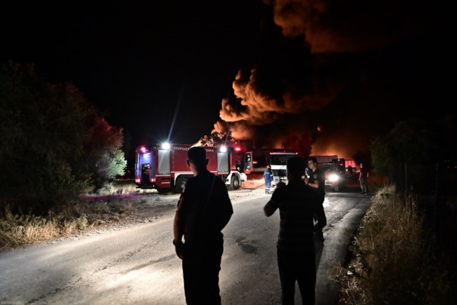 Φωτιά στα Μέγαρα: Καίγεται ολοσχερώς εργοστάσιο - Μήνυμα του 112 "κλείστε πόρτες και παράθυρα" [βίντεο]