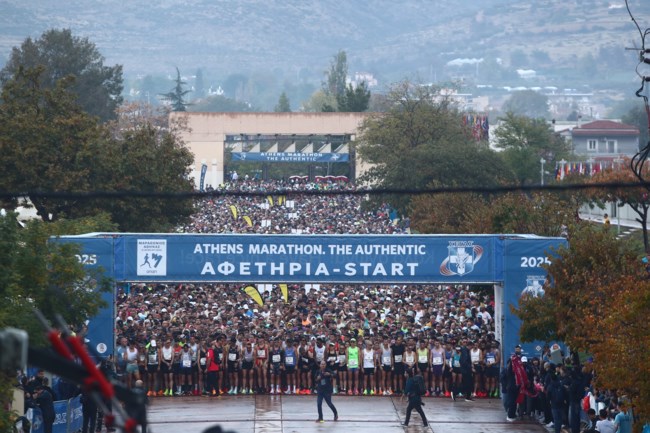 Τα ευτράπελα του Αυθεντικού Μαραθωνίου της Αθήνας: Πανοπλίες, περικεφαλαίες και προτάσεις γάμου [εικόνες - βίντεο]