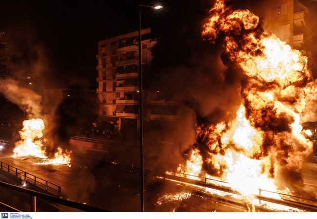 Ανάσταση στον Νέο Κόσμο με μολότοφ και κροτίδες - Πήρε "φωτιά" η περιοχή - Απίστευτες εικόνες και βίντεο