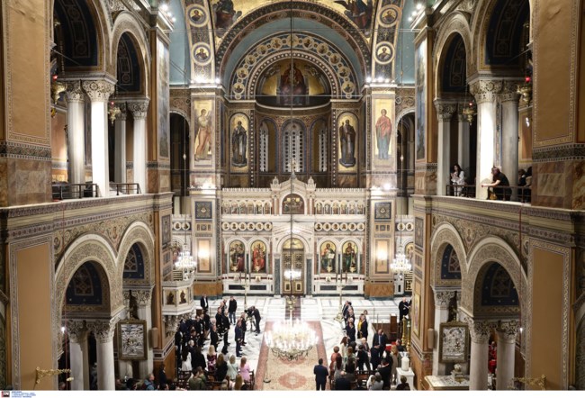 Ανάσταση στη Μητρόπολη: Τελέστηκε από τον Αρχιεπίσκοπο Αθηνών Ιερώνυμο παρουσία της ΠτΔ Κατερίνας Σακελλαροπούλου