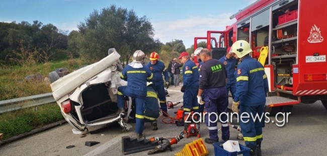 Τροχαίο στα Χανιά: Δυο γυναίκες εγκλωβίστηκαν σε αυτοκίνητο που ανετράπη [εικόνες - βίντεο]