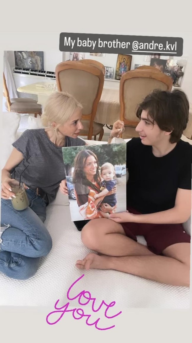 Η Σοφία Καρβέλα σε σπάνια φωτό με τον αδελφό της - Πόσο μεγάλωσε ο γιος Πάνια και Καρβέλα