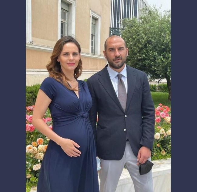 Ο Τζανακόπουλος και η έγκυος Αχτσιόγλου λένε "όχι" στη συνεπιμέλεια με μια φωτογραφία