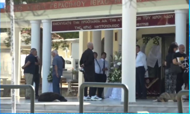 Φωτιά στη Σαλαμίνα: Θλίψη στην κηδεία του ζευγαριού που έχασε τη ζωή του - Η τελευταία πράξη του δράματος