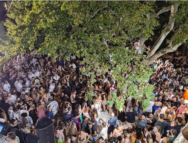 Η διακοπή ρεύματος δεν σταμάτησε το γλέντι στην Καρδιανή Τήνου: Το πήραν πάνω τους και ξέχασαν τo πρόβλημα