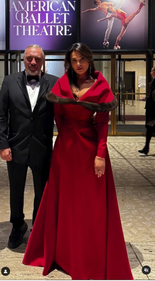 Σίλια Κριθαριώτη: Εκθαμβωτική σε glam party στη Νέα Υόρκη με τον Νίκο Τσάκο - Το κόκκινο φόρεμα με την κάπα και τον κορσέ