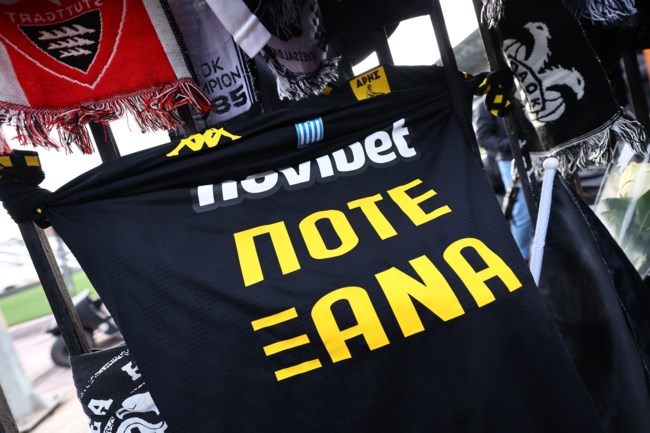 Τραγωδία στη Ρουμανία: Αντιπροσωπεία του Άρη άφησε λουλούδια στην Τούμπα στη μνήμη των θυμάτων [εικόνες - βίντεο]