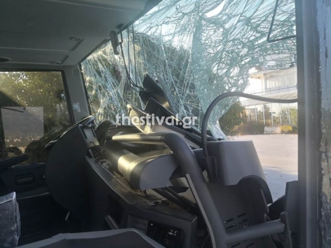 Τροχαίο δυστύχημα στον Πλαταμώνα: ΚΤΕΛ συγκρούστηκε με δύο ΙΧ - Νεκρός 19χρονος, έξι τραυματίες [εικόνες]