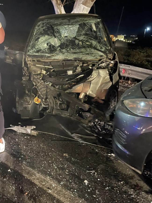 Τροχαίο στη Σαντορίνη: Νεκρή η 44χρονη συνοδηγός, σοβαρά τραυματίας η 27χρονη κόρη της που οδηγούσε [εικόνες]