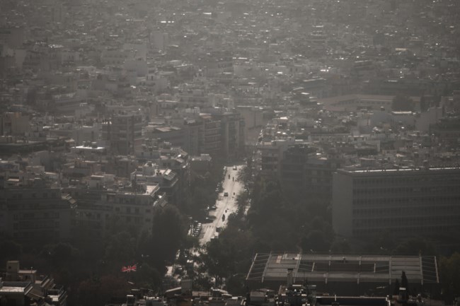 Θερμή αφρικανική "εισβολή" στη χώρα: Τα δύο πρόσωπα του καιρού - Πότε έρχεται κακοκαιρία με χιόνια  [Εικόνες - Βίντεο]