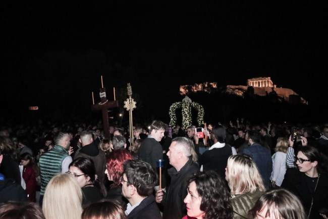 Ω γλυκύ μου έαρ: Με κατάνυξη και ευλάβεια η περιφορά των Επιταφίων σε όλη τη χώρα [Εικόνες]