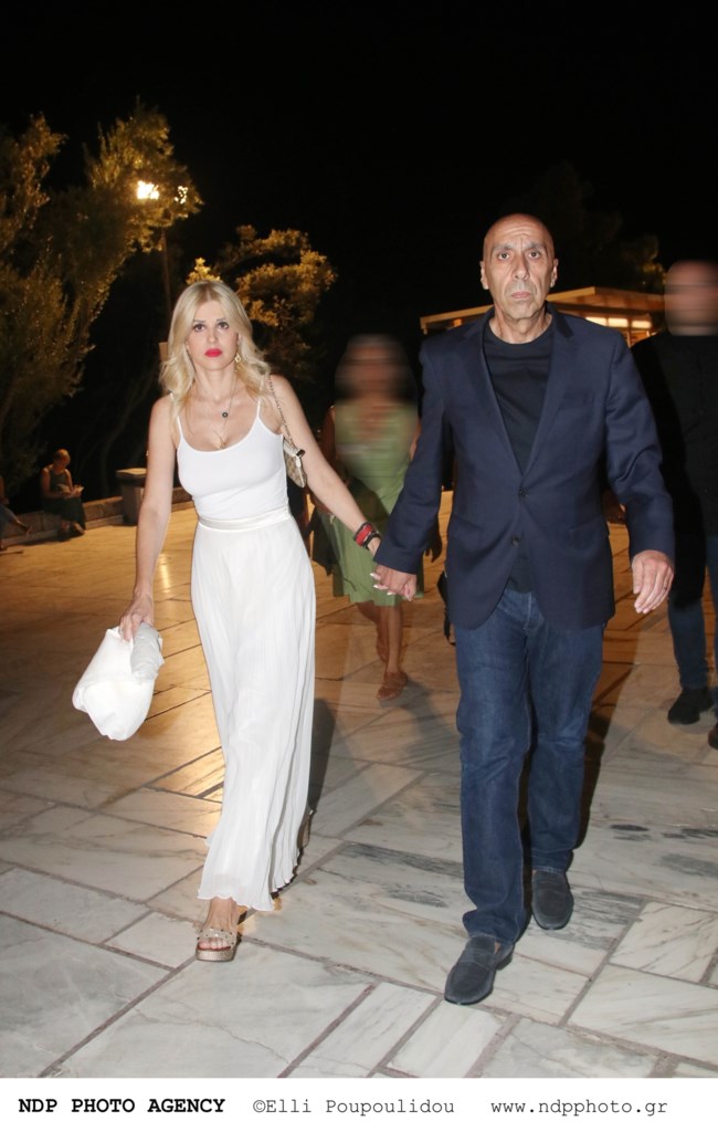Έλενα Ράπτη: Κούκλα στα λευκά με κορμάκι και αέρινη πλισέ φούστα στο Ηρώδειο - Για τη συναυλία του Μίνωα Μάτσα