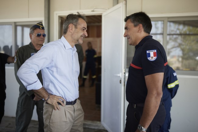 Στην Ελευσίνα ο Μητσοτάκης - Συνάντηση με πληρώματα των πυροσβεστικών αεροσκαφών [εικόνες]