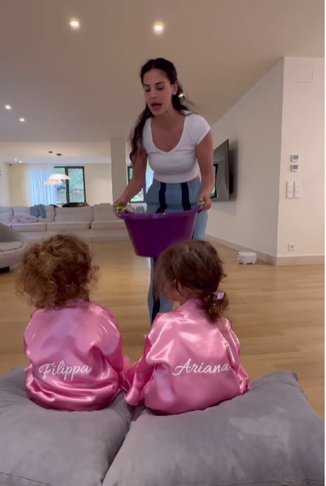 Από μικρές στα... βάσανα: Η Αριάνα και η Φιλιππα Τανιμανίδη κάνουν σπα με ροζ σατέν ρόμπες και βάφουν νύχια στο σπίτι τους