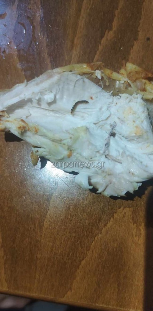 Καταγγελία στα Χανιά: Αγόρασε κοτόπουλο από σούπερ μάρκετ και μέσα βρήκε… σκουλήκια [εικόνες]
