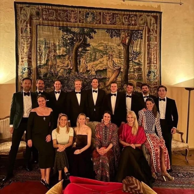 Νίνα Φλορ: Η black tie εμφάνιση σε ρεβεγιόν σε κάστρο της Τσεχίας - Το έξωμο φόρεμα που συνδύασε με φλατ slingbacks